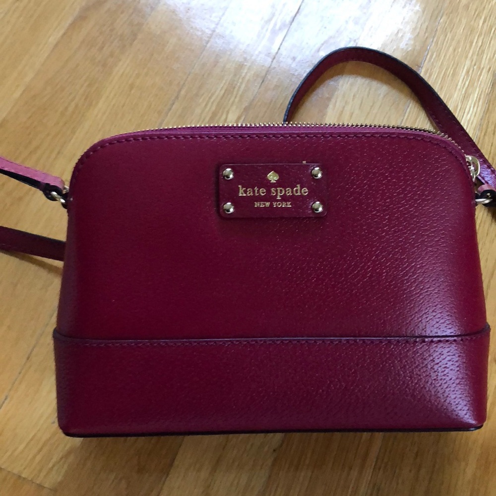 NWOT Kate Spade crossbody with zip top closure